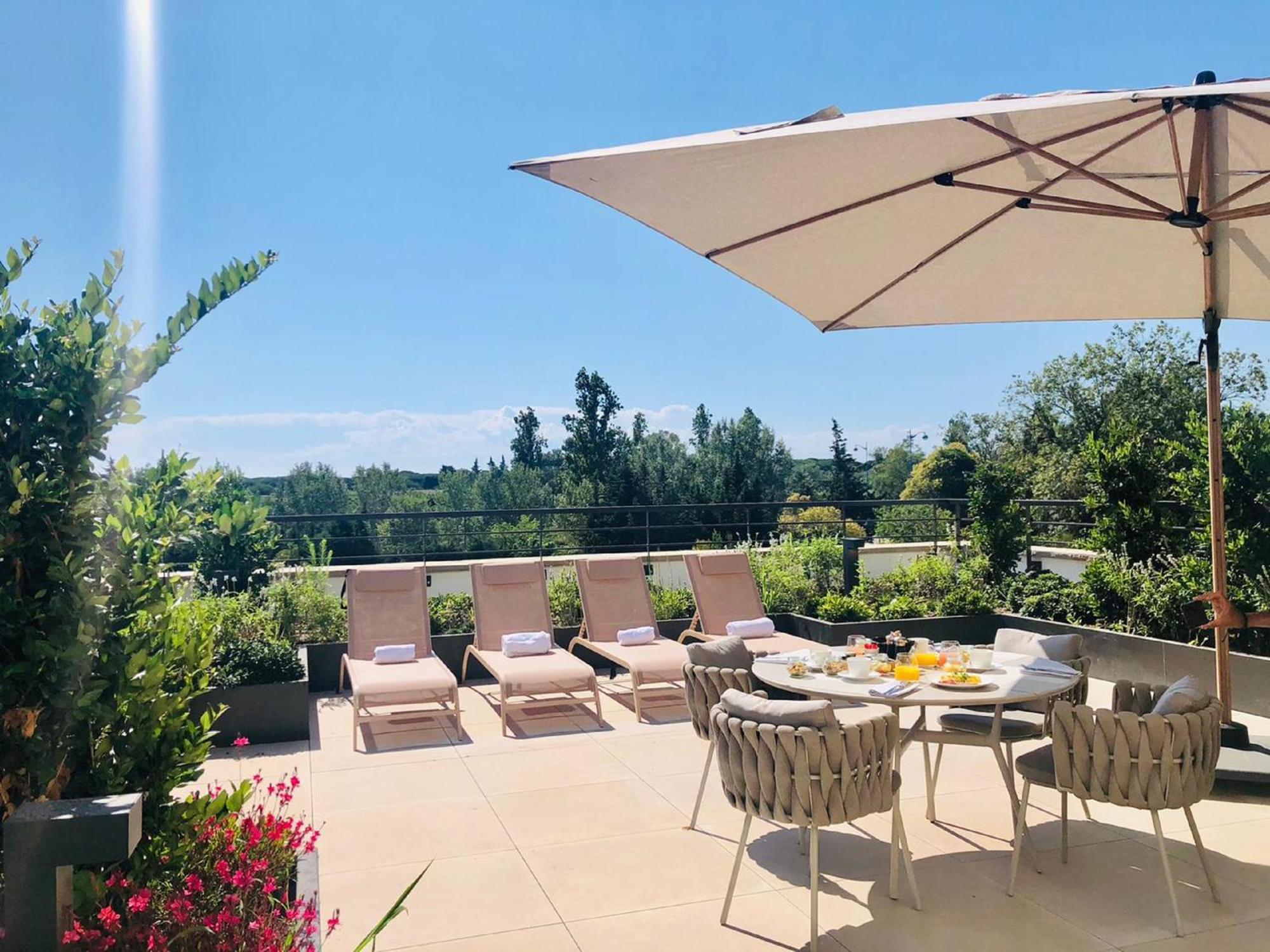 Suite Lit King-Size avec Terrasse – Non-Fumeurs